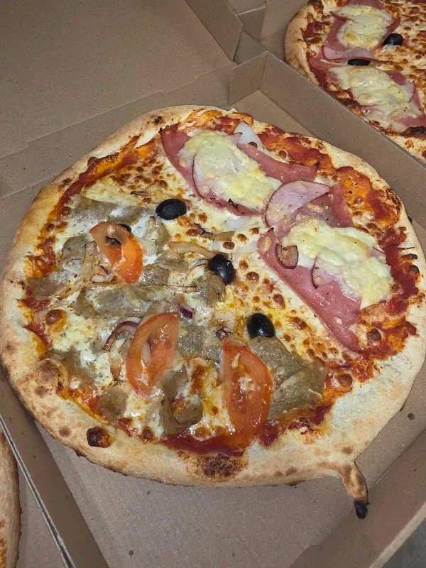 Fifty's - 2 moitiés de pizza sur la même base — Composez votre combinaison idéale !