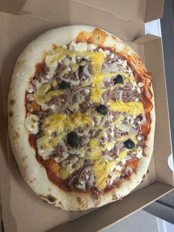 Burger - Base tomate, Mozza, Emmental, Viande Hachée, Oignons, Sauce Burger, Cheddar, Olives, Origan