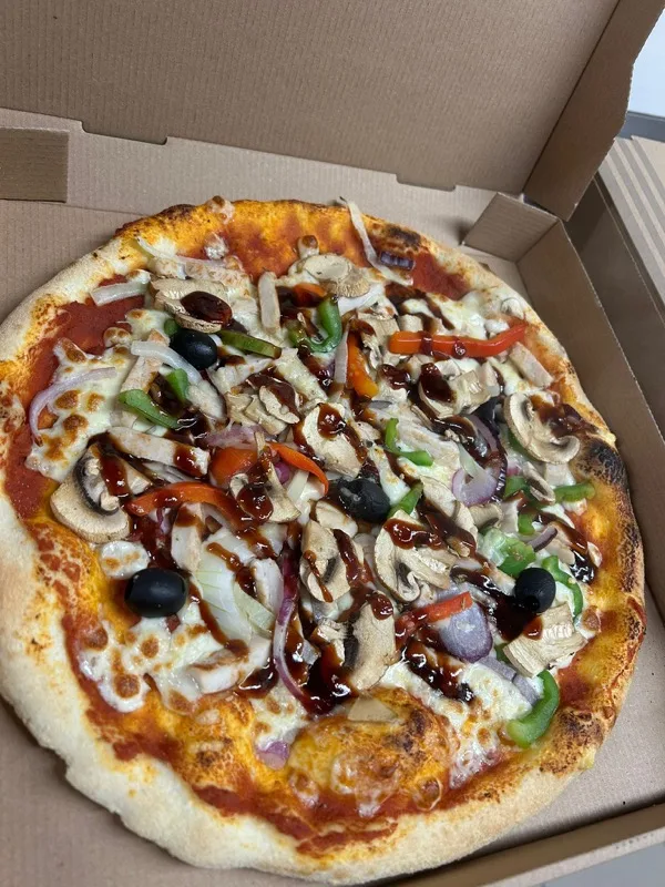 Chicken BBQ - Base tomate, Mozza, Emmental, Poulet, Oignons, Poivrons, Champignons, Sauce BBQ, Olives, Origan