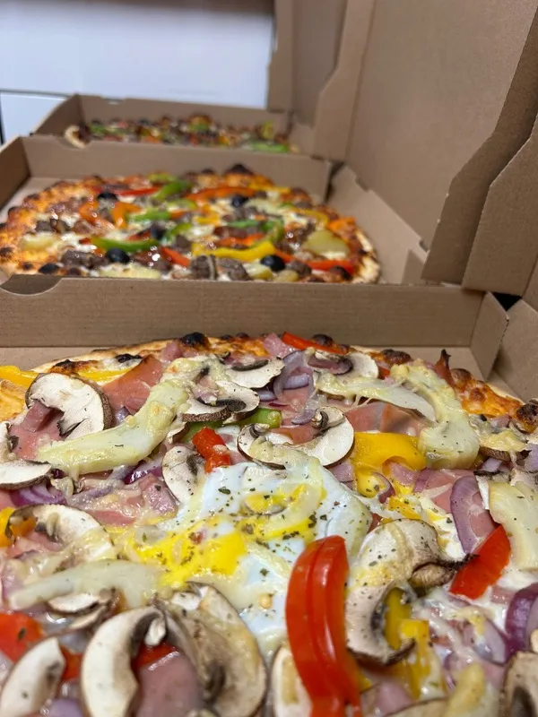 Crousti Pizza - Base tomate, Mozza, Emmental, Jambon, Lardons, Oignons, Poivrons, Champignons, Fonds d'Artichauts, Oeuf, Olives, Origan