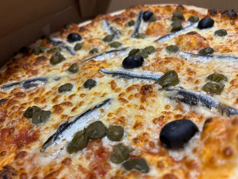 Napolitaine - Base tomate, Mozza, Emmental, Anchois à l'Huile, Câpres, Olives, Origan