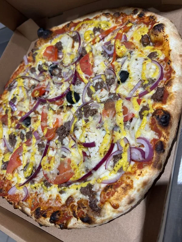 Poulet Curry - Base tomate, Mozza, Emmental, Poulet, Viande Hachée, Oignons, Tomates Fraîches, Sauce Curry, Olives, Origan