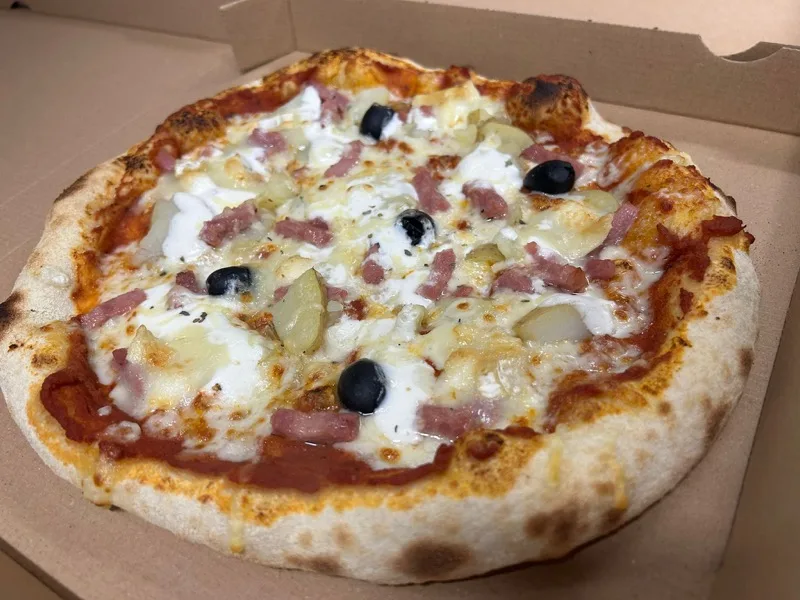 Solognote - Base tomate, Mozza, Emmental, Pommes de terre, Lardons, Fromage de Chèvre, Olives, Origan